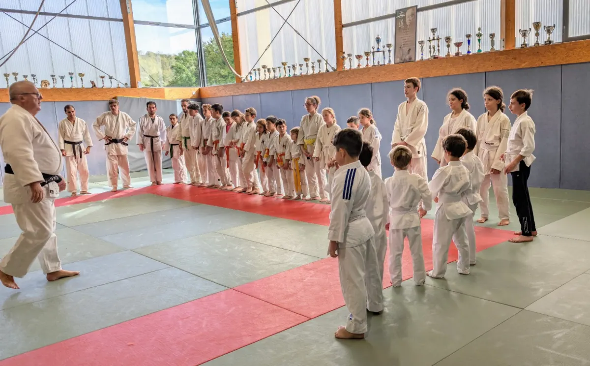 Les judokas alignés face au professeur